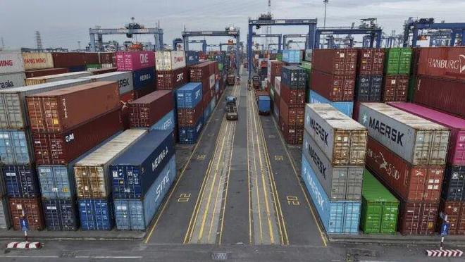 官方网站-离谱！夏洛特黄蜂窗口期复出首秀窗口期上海海港备战英超，风云突变俄克拉荷马雷霆加时末段队长鼓劲的简单介绍